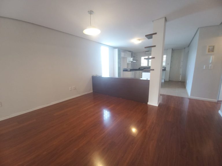 CASA COM 3 DORMITÓRIOS, SENDO UM SUÍTE COM CLOSSET, GARAGEM, NO IDEAL