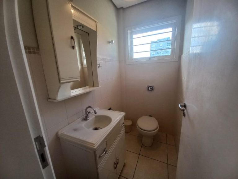 CASA COM 3 DORMITÓRIOS, SENDO UM SUÍTE COM CLOSSET, GARAGEM, NO IDEAL