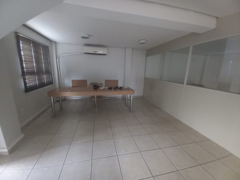 CASA COM 3 DORMITÓRIOS, SENDO UM SUÍTE COM CLOSSET, GARAGEM, NO IDEAL