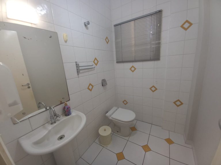 CASA COM 3 DORMITÓRIOS, SENDO UM SUÍTE COM CLOSSET, GARAGEM, NO IDEAL