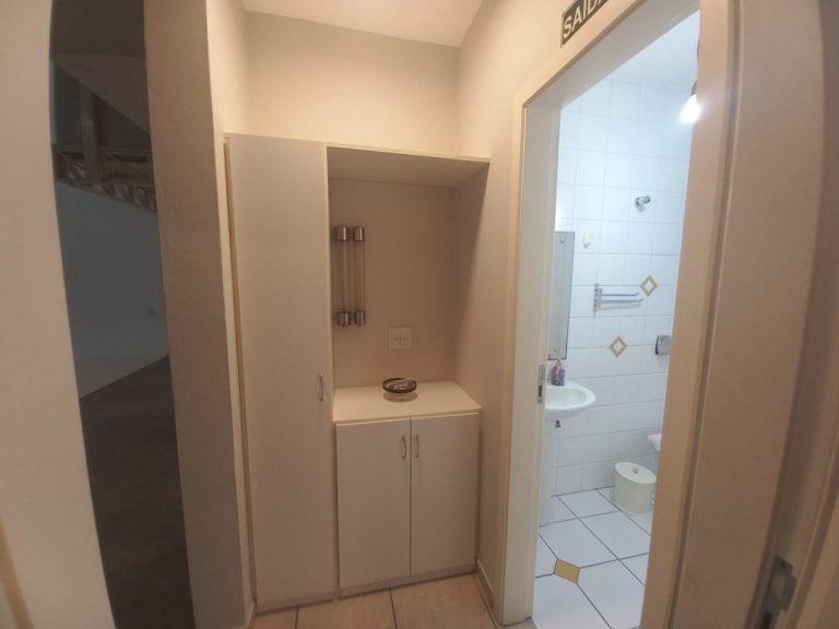 CASA COM 3 DORMITÓRIOS, SENDO UM SUÍTE COM CLOSSET, GARAGEM, NO IDEAL