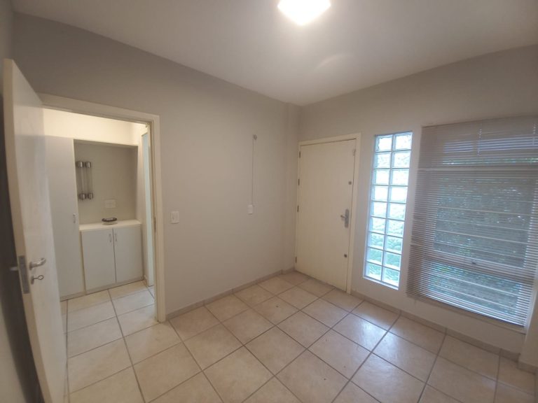 CASA COM 3 DORMITÓRIOS, SENDO UM SUÍTE COM CLOSSET, GARAGEM, NO IDEAL