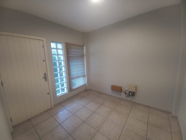 CASA COM 3 DORMITÓRIOS, SENDO UM SUÍTE COM CLOSSET, GARAGEM, NO IDEAL