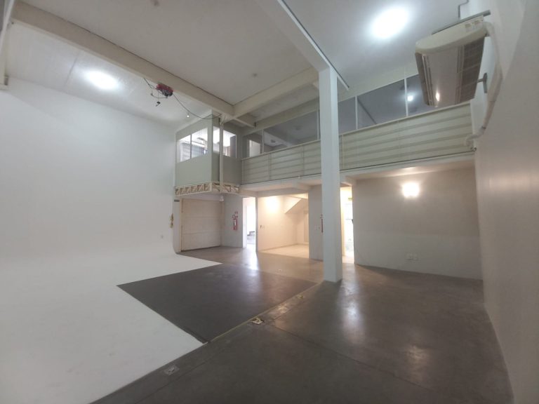 CASA COM 3 DORMITÓRIOS, SENDO UM SUÍTE COM CLOSSET, GARAGEM, NO IDEAL