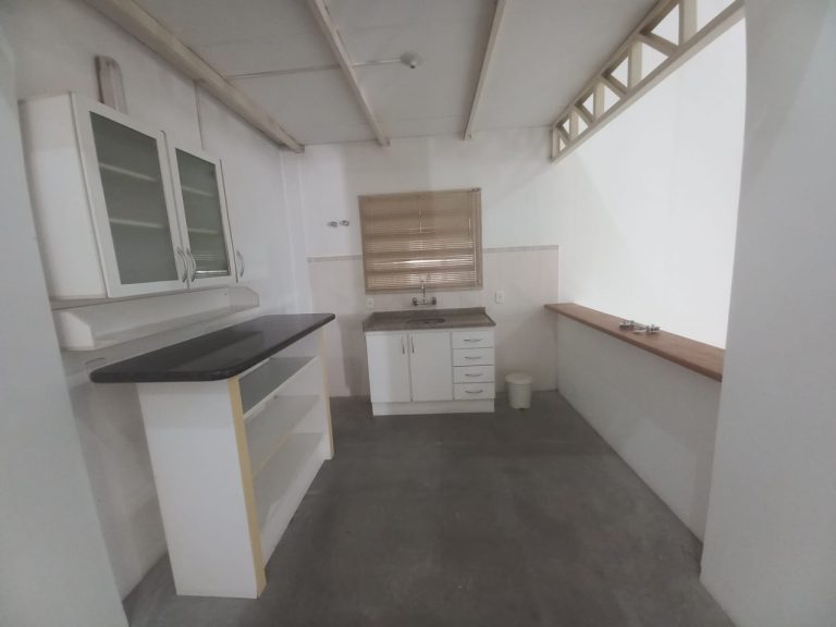 CASA COM 3 DORMITÓRIOS, SENDO UM SUÍTE COM CLOSSET, GARAGEM, NO IDEAL