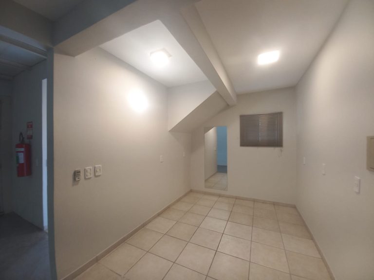 CASA COM 3 DORMITÓRIOS, SENDO UM SUÍTE COM CLOSSET, GARAGEM, NO IDEAL