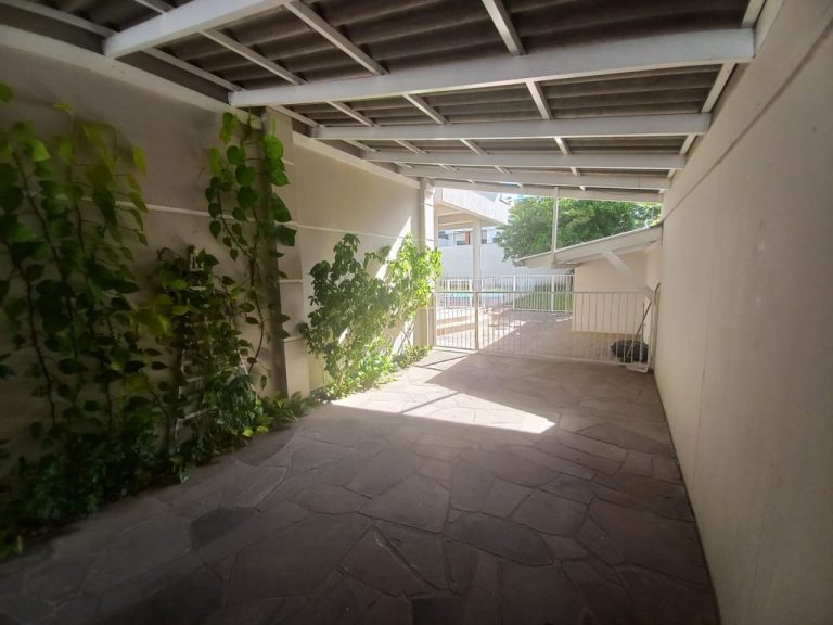 CASA COM 3 DORMITÓRIOS, SENDO UM SUÍTE COM CLOSSET, GARAGEM, NO IDEAL