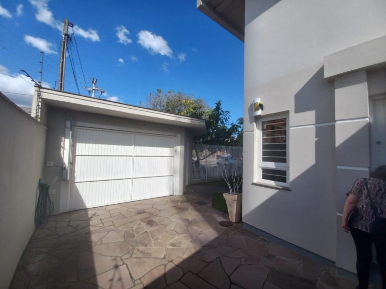 CASA COM 3 DORMITÓRIOS, SENDO UM SUÍTE COM CLOSSET, GARAGEM, NO IDEAL