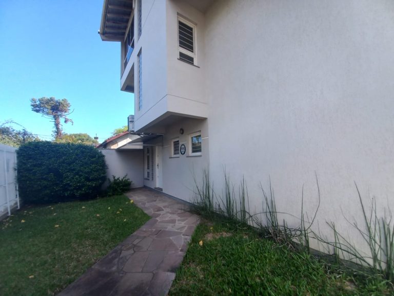 CASA COM 3 DORMITÓRIOS, SENDO UM SUÍTE COM CLOSSET, GARAGEM, NO IDEAL