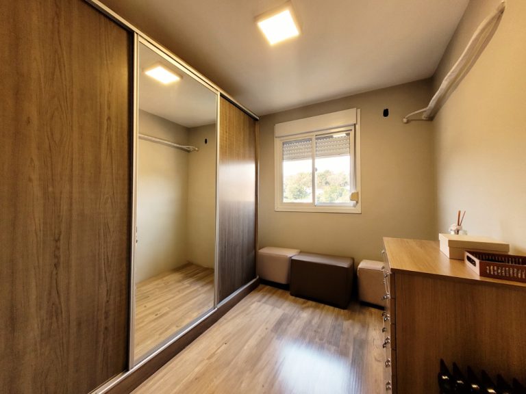 APARTAMENTO COM 2 DORMITÓRIOS, SENDO UM SUÍTE, GARAGEM, NO OPERÁRIO