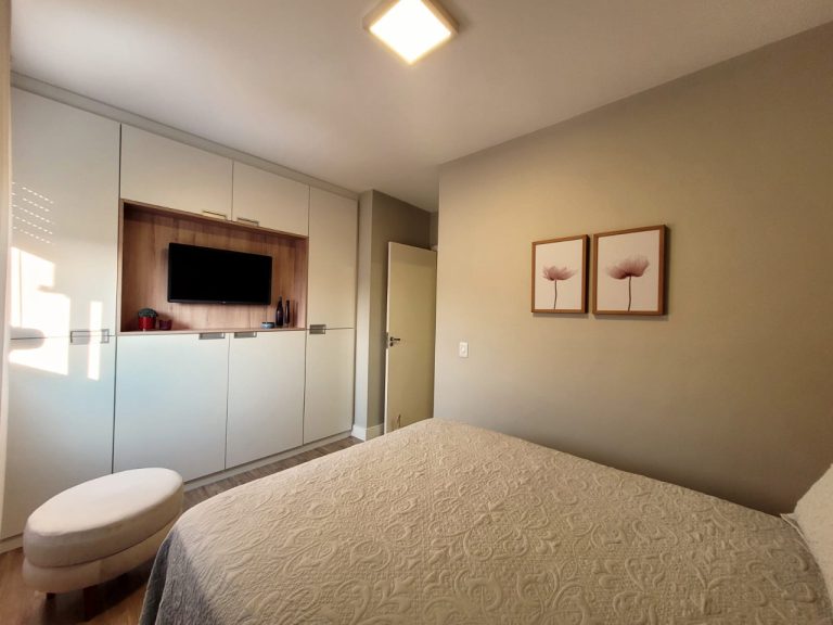 APARTAMENTO COM 2 DORMITÓRIOS, SENDO UM SUÍTE, GARAGEM, NO OPERÁRIO