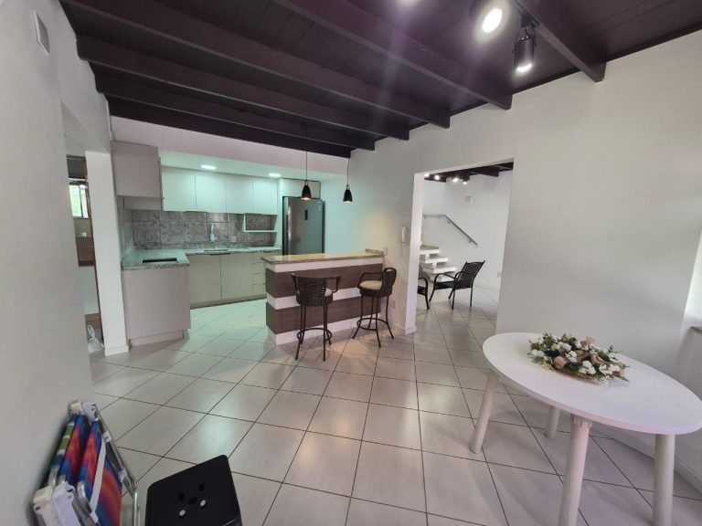 CASA EM CONDOMÍNIO COM 2 DORMITÓRIOS, SENDO UM TRANSFORMADO EM CLOSET, NO RONDÔNIA