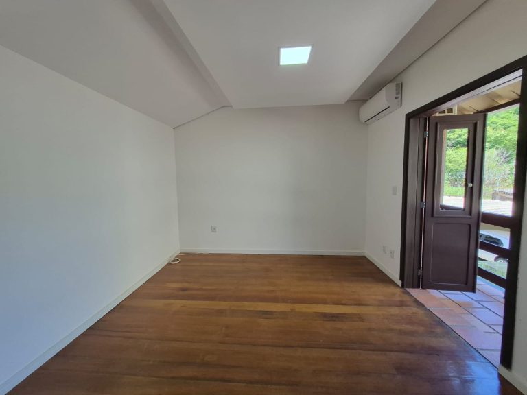 CASA EM CONDOMÍNIO COM 2 DORMITÓRIOS, SENDO UM TRANSFORMADO EM CLOSET, NO RONDÔNIA