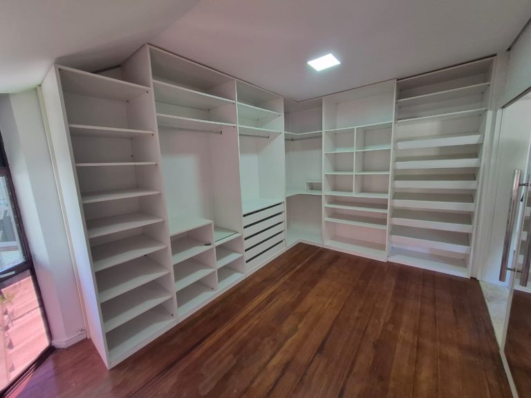 CASA EM CONDOMÍNIO COM 2 DORMITÓRIOS, SENDO UM TRANSFORMADO EM CLOSET, NO RONDÔNIA