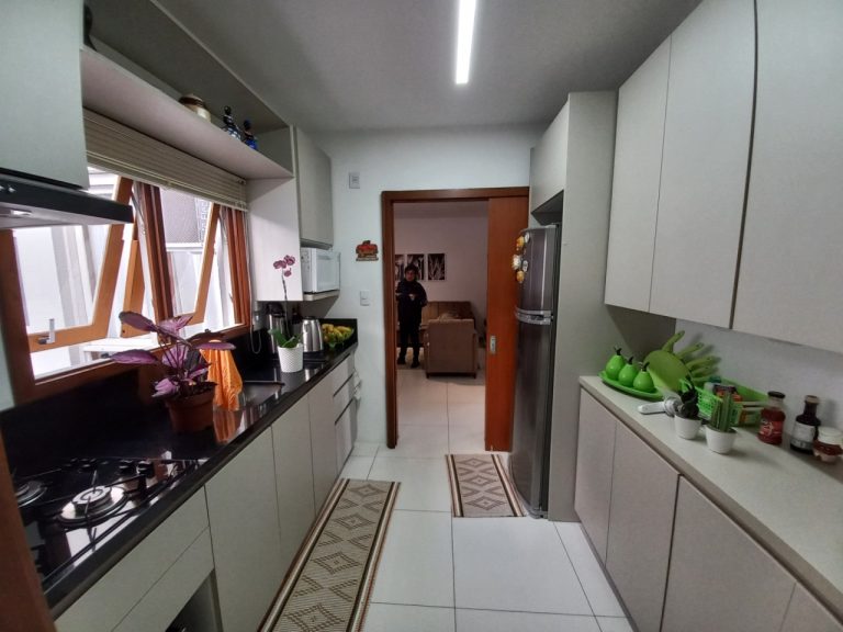 APARTAMENTO COM 2 DORMITÓRIOS, UMA GARAGEM NO IDEAL
