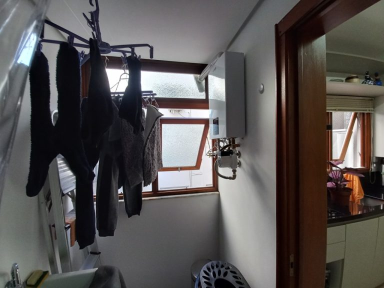 APARTAMENTO COM 2 DORMITÓRIOS, UMA GARAGEM NO IDEAL