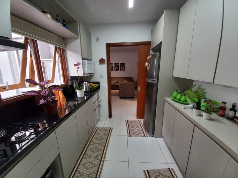 APARTAMENTO COM 2 DORMITÓRIOS, UMA GARAGEM NO IDEAL