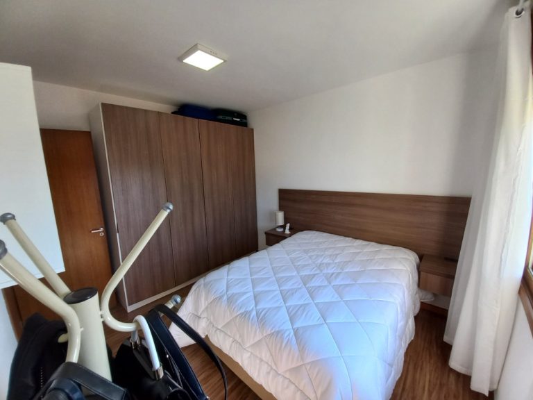 APARTAMENTO COM 2 DORMITÓRIOS, UMA GARAGEM NO IDEAL