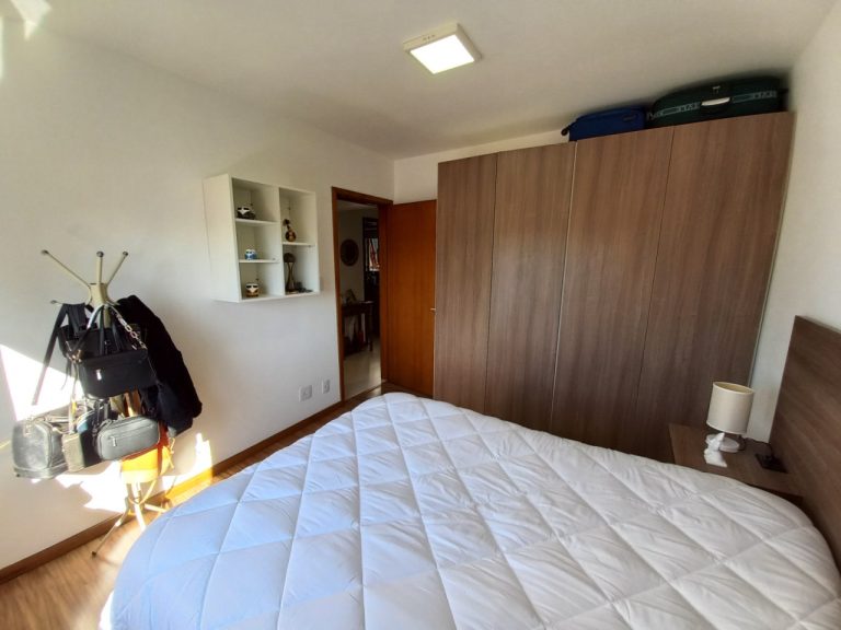 APARTAMENTO COM 2 DORMITÓRIOS, UMA GARAGEM NO IDEAL