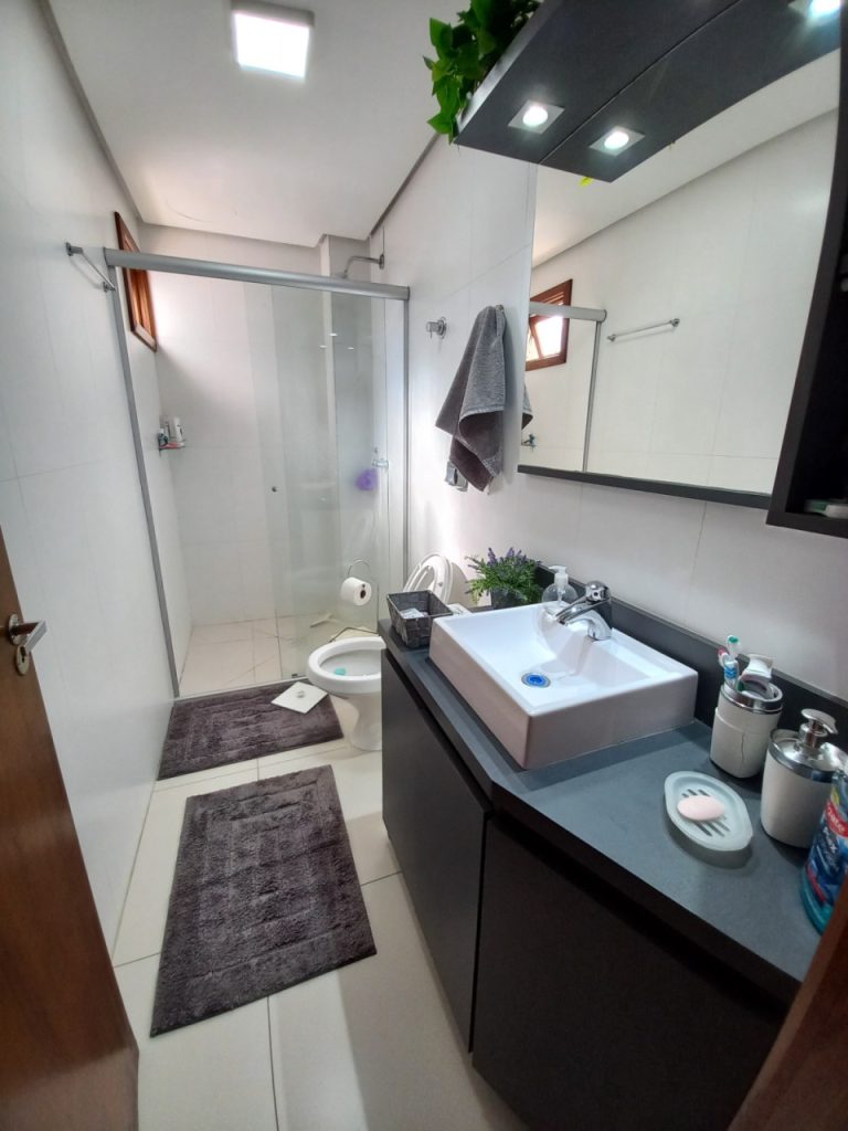 APARTAMENTO COM 2 DORMITÓRIOS, UMA GARAGEM NO IDEAL