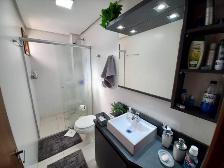 APARTAMENTO COM 2 DORMITÓRIOS, UMA GARAGEM NO IDEAL