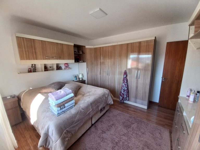 APARTAMENTO COM 2 DORMITÓRIOS, UMA GARAGEM NO IDEAL