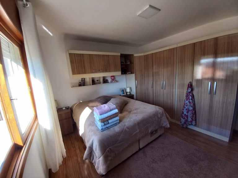 APARTAMENTO COM 2 DORMITÓRIOS, UMA GARAGEM NO IDEAL