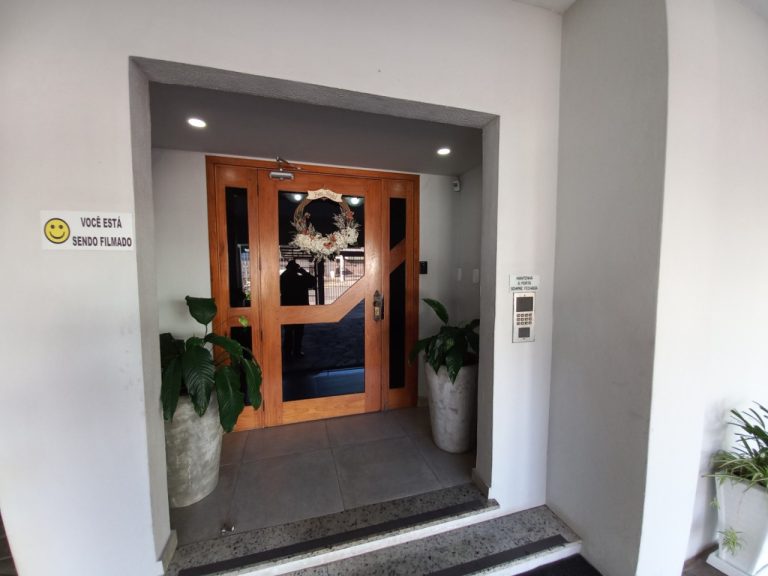 APARTAMENTO COM 2 DORMITÓRIOS, UMA GARAGEM NO IDEAL