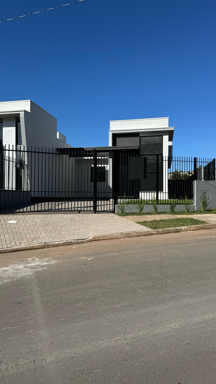 CASA PLANA COM 2 DORMITÓRIOS, SENDO UM SUÍTE, DUAS VAGAS DE GARAGEM, EM CAMPO BOM
