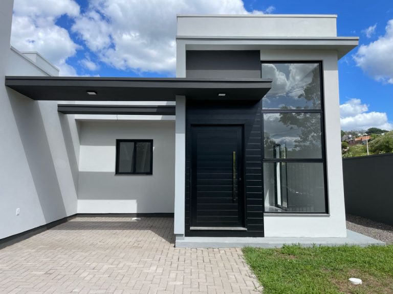 CASA PLANA COM 2 DORMITÓRIOS, SENDO UM SUÍTE, DUAS VAGAS DE GARAGEM, EM CAMPO BOM