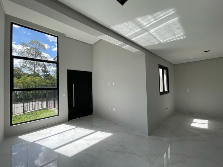 CASA PLANA COM 2 DORMITÓRIOS, SENDO UM SUÍTE, DUAS VAGAS DE GARAGEM, EM CAMPO BOM