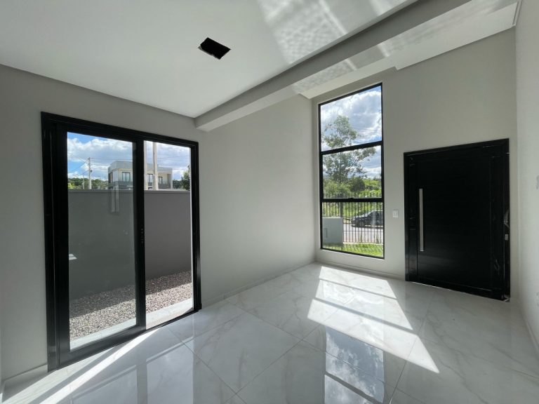 CASA PLANA COM 2 DORMITÓRIOS, SENDO UM SUÍTE, DUAS VAGAS DE GARAGEM, EM CAMPO BOM