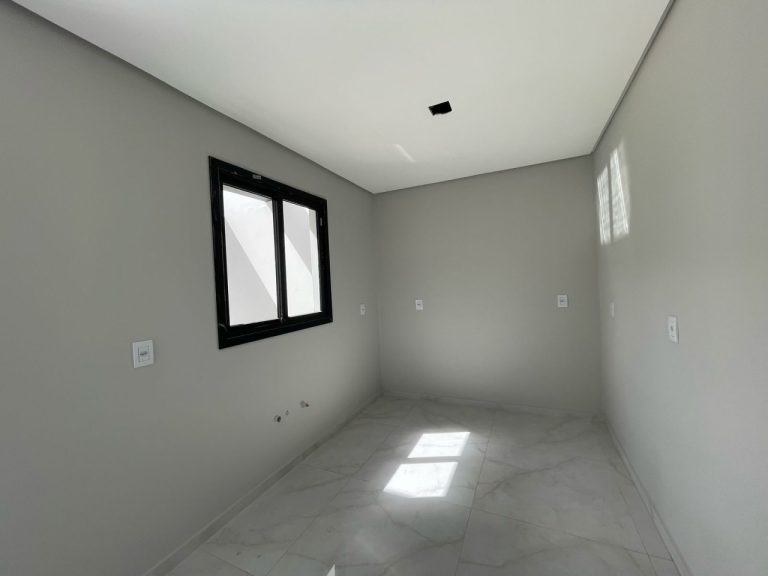 CASA PLANA COM 2 DORMITÓRIOS, SENDO UM SUÍTE, DUAS VAGAS DE GARAGEM, EM CAMPO BOM