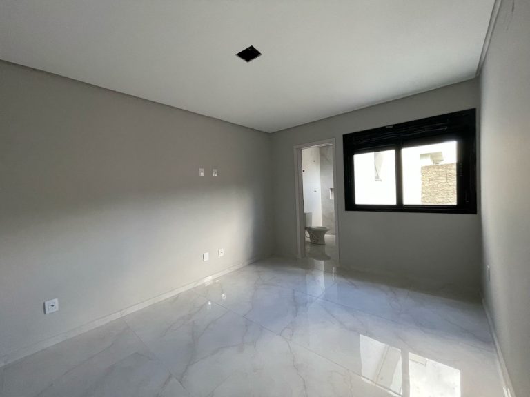 CASA PLANA COM 2 DORMITÓRIOS, SENDO UM SUÍTE, DUAS VAGAS DE GARAGEM, EM CAMPO BOM