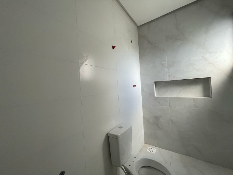CASA PLANA COM 2 DORMITÓRIOS, SENDO UM SUÍTE, DUAS VAGAS DE GARAGEM, EM CAMPO BOM