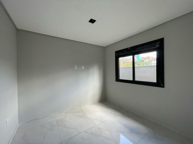 CASA PLANA COM 2 DORMITÓRIOS, SENDO UM SUÍTE, DUAS VAGAS DE GARAGEM, EM CAMPO BOM
