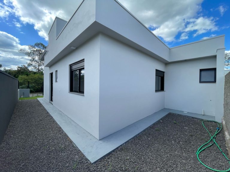 CASA PLANA COM 2 DORMITÓRIOS, SENDO UM SUÍTE, DUAS VAGAS DE GARAGEM, EM CAMPO BOM