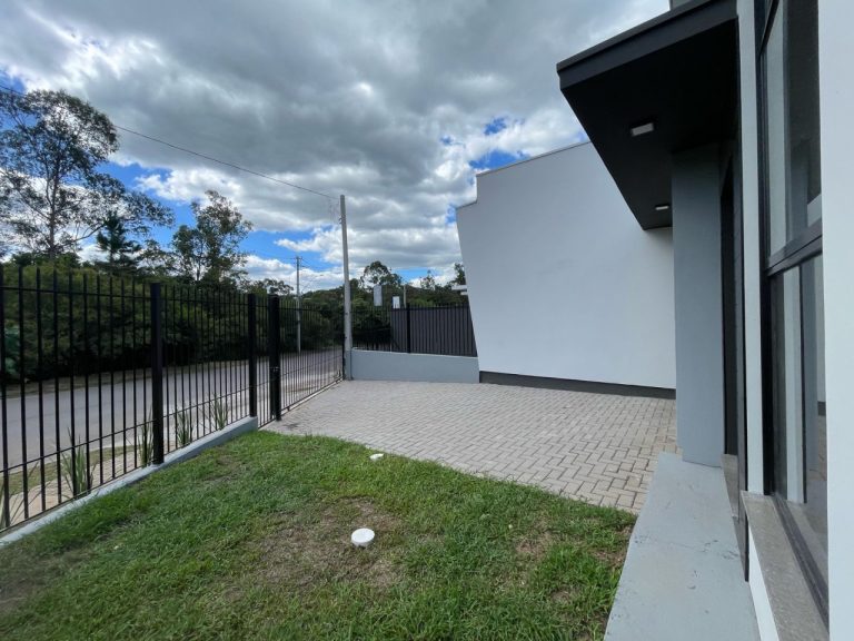 CASA PLANA COM 2 DORMITÓRIOS, SENDO UM SUÍTE, DUAS VAGAS DE GARAGEM, EM CAMPO BOM
