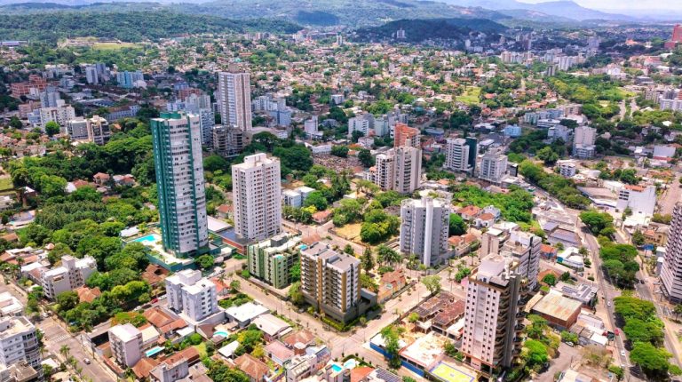APARTAMENTO COM TRÊS SUÍTES, DUAS GARAGENS, NO VILA ROSA