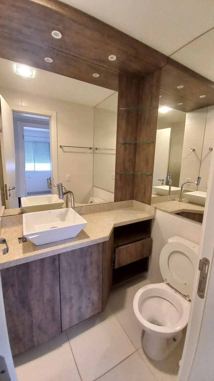 APARTAMENTO TRÊS DORMITÓRIOS (UM SUÍTE), GARAGEM DOIS CARROS: TODO MOBILIADO