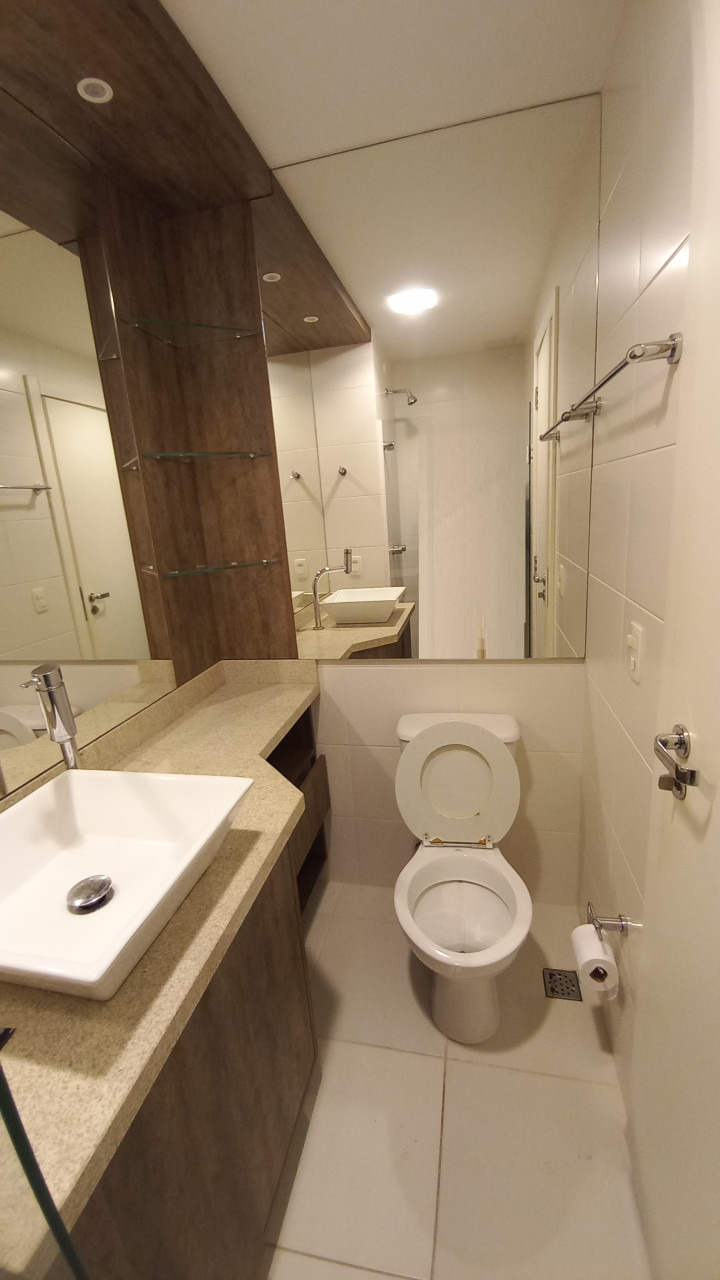 APARTAMENTO TRÊS DORMITÓRIOS (UM SUÍTE), GARAGEM DOIS CARROS: TODO MOBILIADO