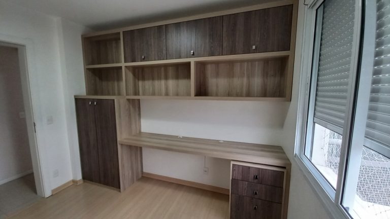 APARTAMENTO TRÊS DORMITÓRIOS (UM SUÍTE), GARAGEM DOIS CARROS: TODO MOBILIADO