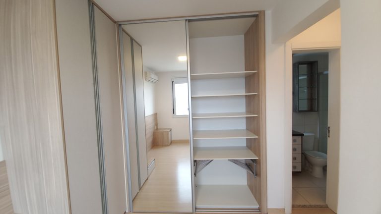APARTAMENTO TRÊS DORMITÓRIOS (UM SUÍTE), GARAGEM DOIS CARROS: TODO MOBILIADO