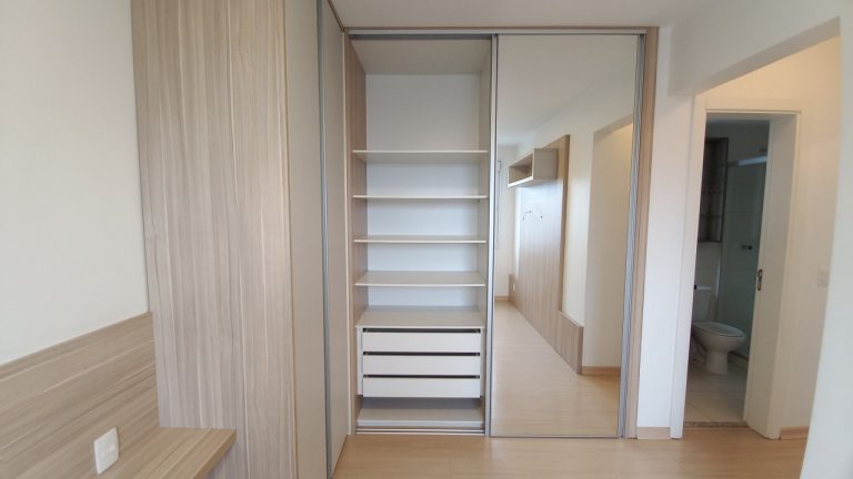 APARTAMENTO TRÊS DORMITÓRIOS (UM SUÍTE), GARAGEM DOIS CARROS: TODO MOBILIADO