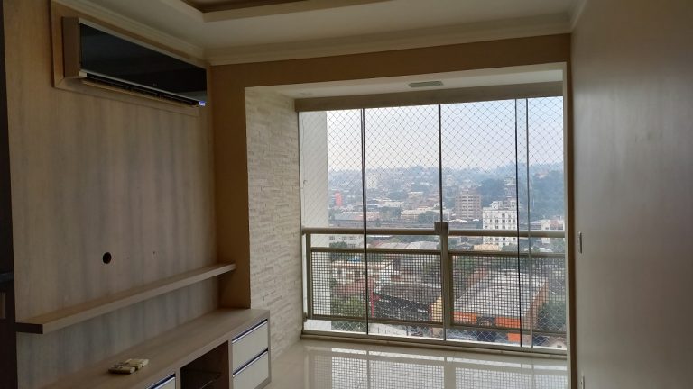 APARTAMENTO TRÊS DORMITÓRIOS (UM SUÍTE), GARAGEM DOIS CARROS: TODO MOBILIADO