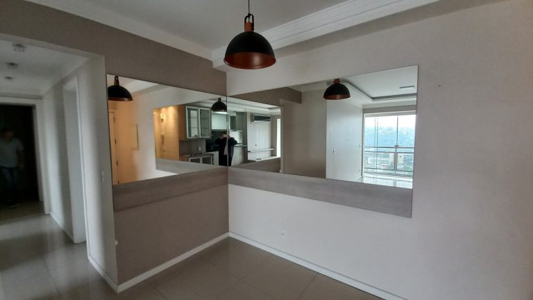 APARTAMENTO TRÊS DORMITÓRIOS (UM SUÍTE), GARAGEM DOIS CARROS: TODO MOBILIADO