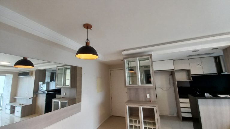 APARTAMENTO TRÊS DORMITÓRIOS (UM SUÍTE), GARAGEM DOIS CARROS: TODO MOBILIADO