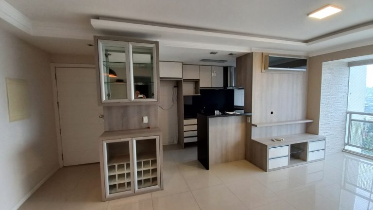 APARTAMENTO TRÊS DORMITÓRIOS (UM SUÍTE), GARAGEM DOIS CARROS: TODO MOBILIADO