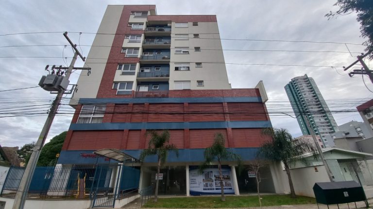 APARTAMENTO COM 2 DORMITÓRIOS, SENDO UM SUÍTE, GARAGEM PARA DOIS CARROS, NO VILA ROSA