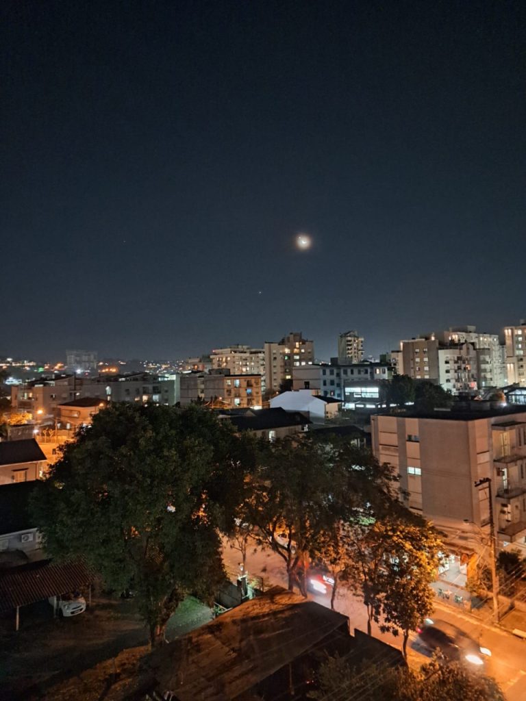 APARTAMENTO COM 3 DORMITÓRIOS, SENDO UM SUÍTE, GARAGEM DOIS CARROS, NO VILA ROSA